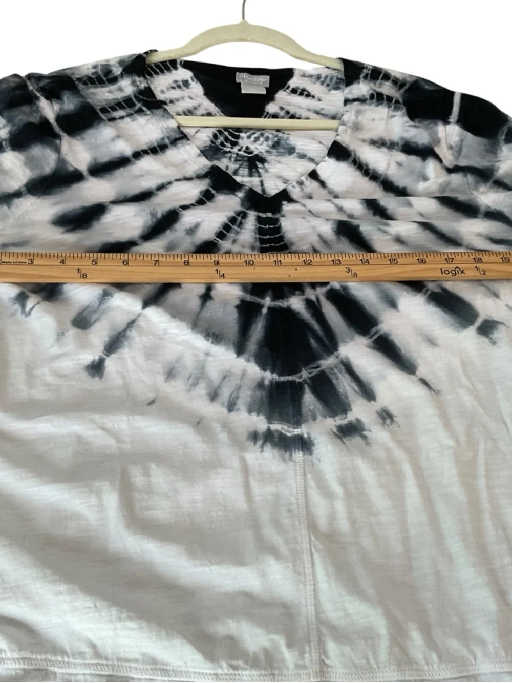 Chico’s Zenergy Tie Dye Tunic Top Black White V-Neck Size 2 (Large) - Picture 8 of 8